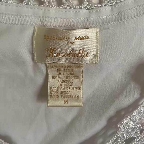 Cute vintage crochet crop top! Works well paired with mom jeans. - Picture 4 of 5